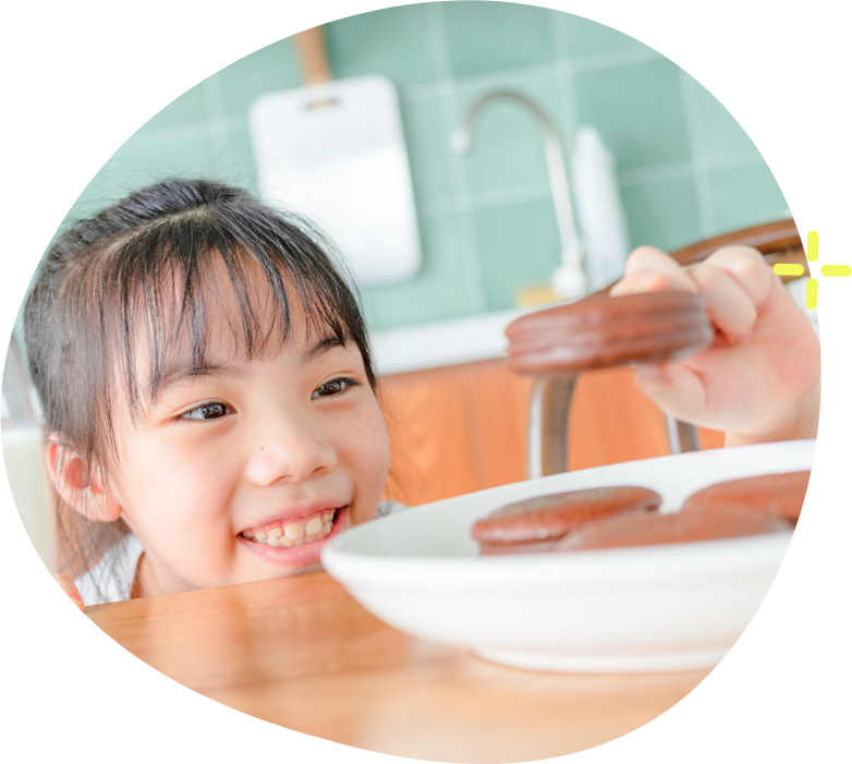 お菓子を前に笑顔の子ども
