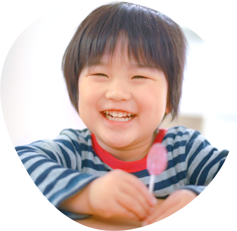 お菓子を持った笑顔の子ども