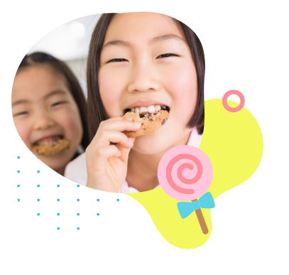 お菓子を楽しそうに食べる子ども達