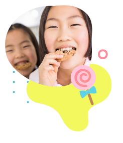 お菓子を楽しそうに食べる子ども達