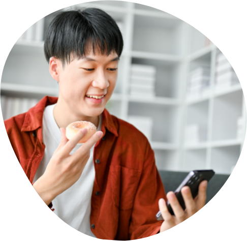 スマホでお菓子を購入する様子