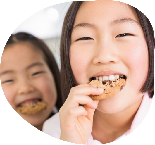 お菓子を楽しそうに食べる子ども達