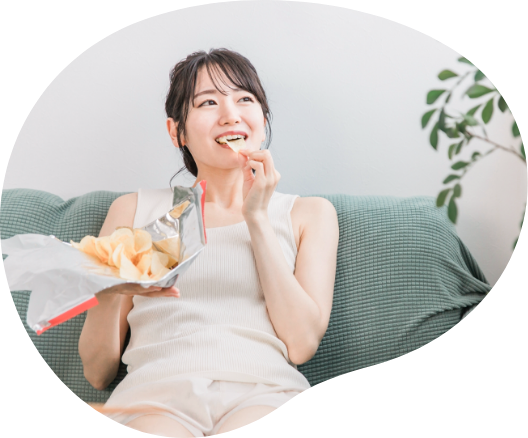 くつろいでお菓子を食べる女性